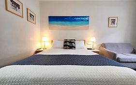 Hi 5 Glenelg Studio Apartment